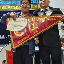 Albert junto a otra persona sosteniendo un banderín de primer puesto de Premium 2025.