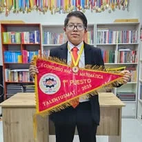 Albert con una medalla y un banderín de primer puesto de Talentusmat 2025.