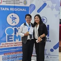 Albert junto a otra persona frente a un panel de la etapa regional de ONEM.