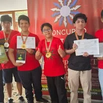 Grupo de competidores con medallas y diplomas.