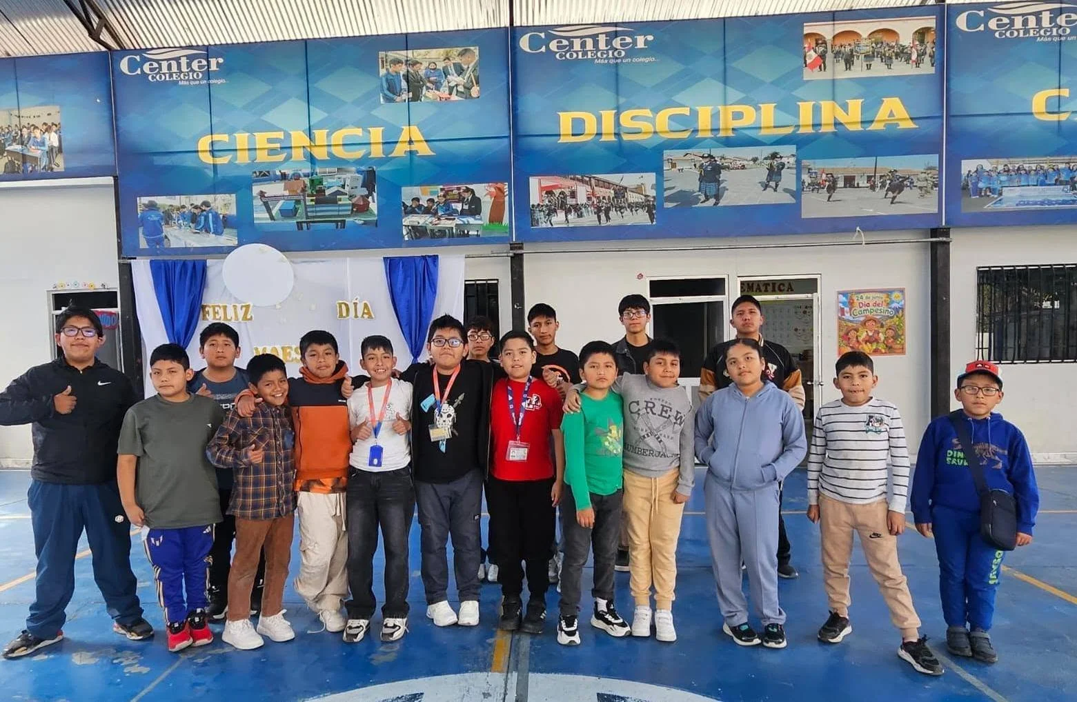 Grupo de estudiantes reunidos en el patio del colegio